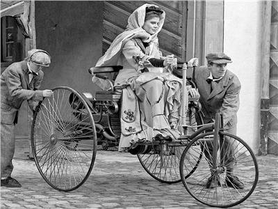 «بيرتا بنز».. أول سيدة تقود سيارة بالمحرك في التاريخ