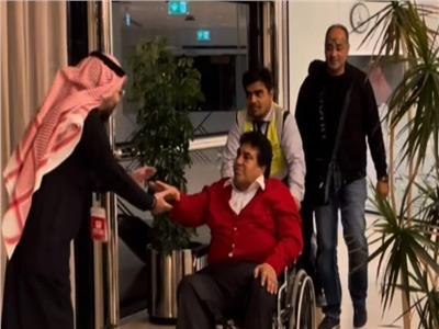 أحمد عدوية يصل الرياض على كرسي متحرك لحضور تكريم هاني شنودة | فيديو