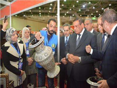 وزير التنمية المحلية يفتنح جناح «أيادي مصر» بمعرض القاهرة الدولي