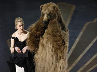 إليزابيث بانكس تصطحب «دبا» خلال تقديمها جائزة فيلم «Avatar» في الأوسكار