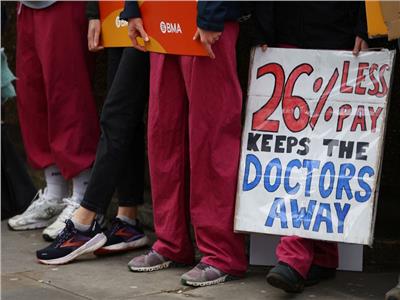 أطباء في بريطانيا يشاركون في إضراب لمدة 3 أيام احتجاجًا على تدني الأجور