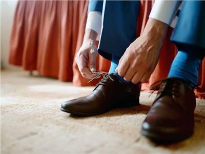 أول ما تنظر له المرأة في الرجل «حذاءه».. فما السر؟