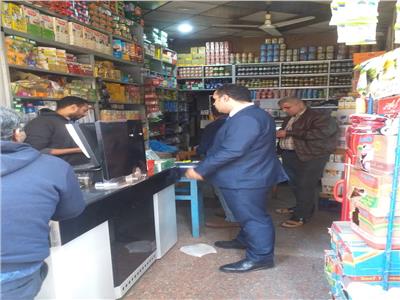 حماية المستهلك بالإسكندرية تحرر 45 محضرا لمحال تجارية مخالفة 