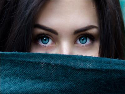 أسرار العيون الزرقاء.. 5 حقائق مذهلة