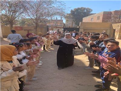 تلاميذ مدرسة في قنا ينظمون ممرا شرفيا لمعلمة بعد خروجها على المعاش| صور