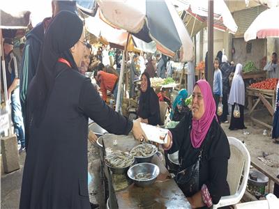 المصريين الأحرار يوزع هدايا عيد الأم على عاملات الأسواق بالسويس