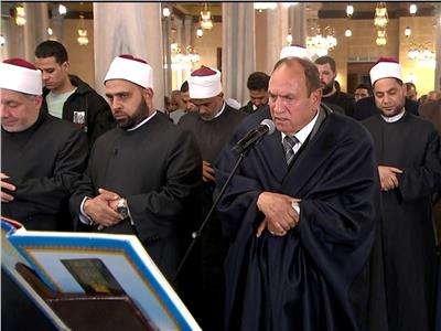 المصلون يلتقطون الصور التذكارية بعد الصلاة في ساحة مسجد الإمام الحسين
