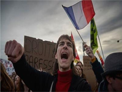 ارتفاع عدد المعتقلين في احتجاجات فرنسا ضد قانون التقاعد إلى 200