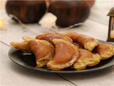 حلويات رمضانية.. طريقة عمل «قطايف بالجوز» بالطريقة التقليدية 