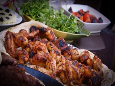 سفرة رمضان 2023 .. طريقة عمل تتبيلة الدجاج المشوي على الفحم بالزبادي