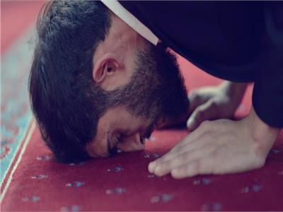 ما حكم الصلاة في المنزل بدلًا من المسجد خوف الرياء والسمعة؟ الإفتاء تُجيب 
