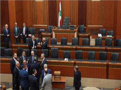 خلاف حاد واشتباك بالأيدي ينهي جلسة اللجان المشتركة بالبرلمان اللبناني