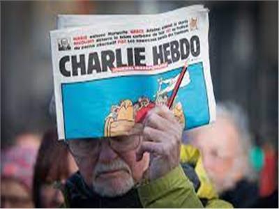 نواب وسياسيون فرنسيون يمنحون رئيس تحرير شارلي إيبدو «شجرة زيتون السلام»