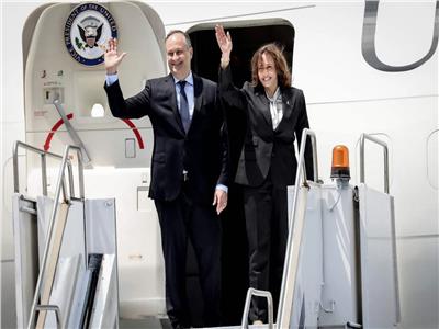 «طعام سيء» في طائرة نائبة الرئيس الأمريكي يتسبب في غضب الموظفين