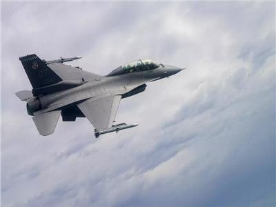 طائرتان أمريكيتان من طراز F-16 تهبطان اضطراريا في اليابان