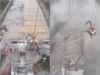 فيديو| حفار معلق في الهواء بعد انهيار جسر من أسفله