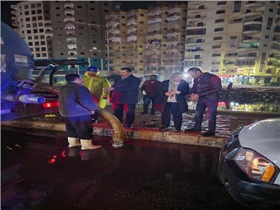 بالصور| استمرار جهود الأحياء بطنطا لرفع كميات المياه بعد سقوط الأمطار
