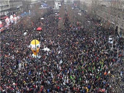 المئات يتظاهرون في باريس احتجاجًا على قانون التقاعد الذي اعتمده ماكرون