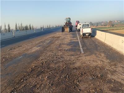 إعادة حركة المرور على طريق «شبرا بنها الحر» بعد رفع آثار حادث انقلاب سيارة نقل