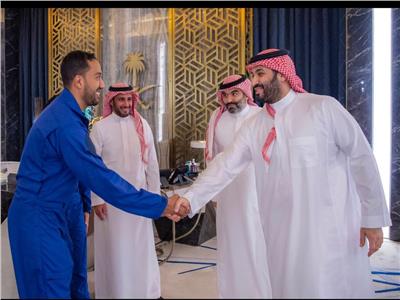 محمد بن سلمان يستقبل رواد الفضاء السعوديين قبل انطلاق رحلتهم | صور 