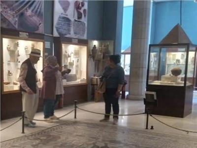 متحف آثار الإسماعيلية يستقبل وفدا من السياح الأجانب لمشاهدة المقتنيات الأثرية