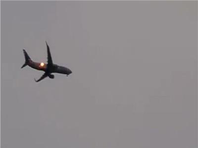 بسبب الطيور.. اندلاع حريق بمحرك طائرة «أمريكان إيرلاينز» | فيديو