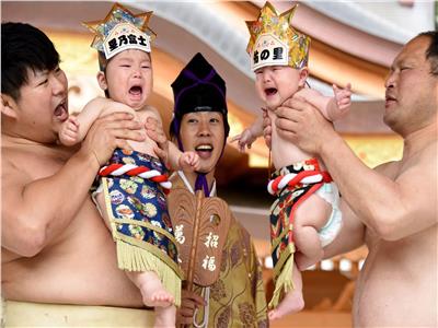 بعد توقفه بسبب كورونا.. مهرجان «سومو بكاء الأطفال» يعود من جديد في اليابان