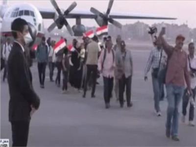 مواطن عائد من السودان: شعرنا بعظمة مصر بمجرد صعود الطائرة