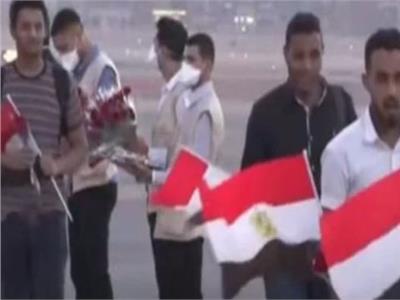 المصريون العائدون من السودان يوجهون الشكر للرئيس على الجهود الضخمة لإجلائهم