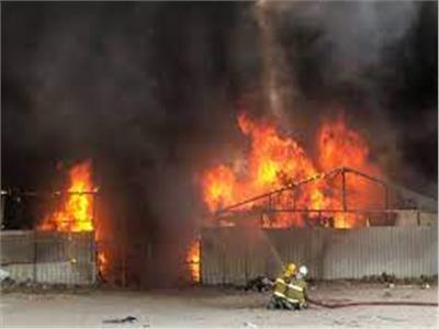 اندلاع حريق هائل بمخزن مستلزمات بناء بمدينة العدوه في المنيا 