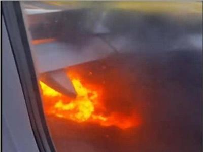 فيديو..نشوب حريق في جناح طائرة أمريكية