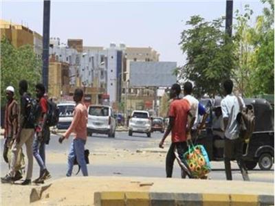 «النزوح واللجوء».. وسيلة السودانيين للفرار من جحيم المعارك