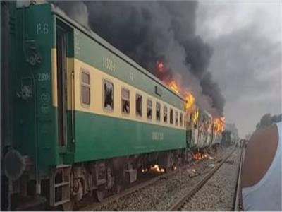 مصرع 7 أشخاص وفقدان 4 أطفال جراء حريق في قطار ركاب جنوبي باكستان