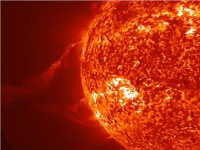 تهدد بانقطاع الكهرباء.. مليارات الأطنان من بلازما الشمس تضرب الأرض اليوم | فيديو