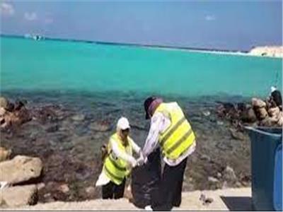 حملات نظافة لإخلاء شواطئ مرسى علم من المخلفات البلاستيكية والنفايات