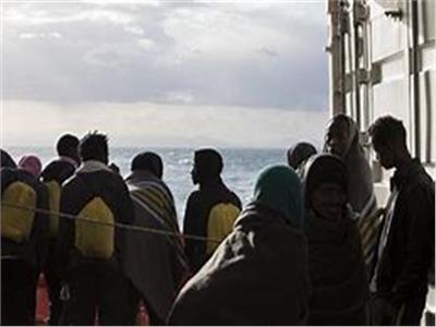 الفرار عبر البحر.. نازحون ينتظرون زوارق تحملهم إلى سفن إجلاء من بورتسودان