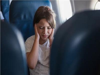 طرق بسيطة للتخلص من ألم الأذنين عند السفر بالطائرة 
