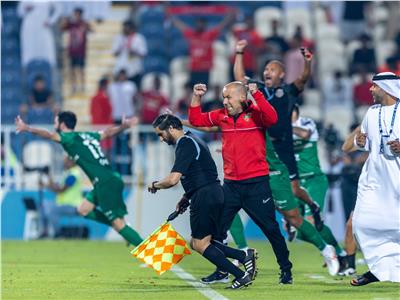 على طريقة شيكابالا.. مدرب شباب الأهلي يحتفل بلقب الدوري الإماراتي «فيديو»