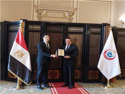السفير الكوري ووزير الصحة  يبحثان التعاون الصحى بين البلدين