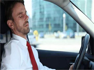 أستاذ أمراض صدرية يحذر من النوم داخل السيارة: قد تؤدي للوفاة