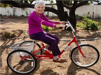 تمارس الرياضة وتستقل الدراجات.. جلاديس ماكجاري 102 عامًا من النشاط | صور  