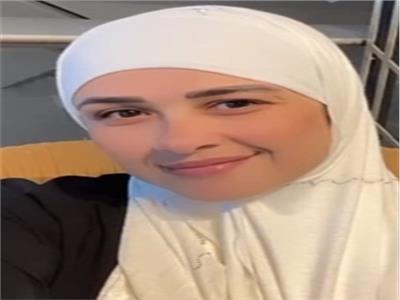ياسمين عبدالعزيز في طريقها لأداء مناسك العمرة