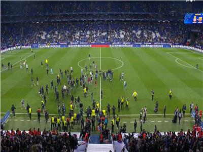 فيديو| جماهير إسبانيول تقتحم أرض الملعب للهجوم على لاعبي برشلونة بعد الاحتفال المستفز