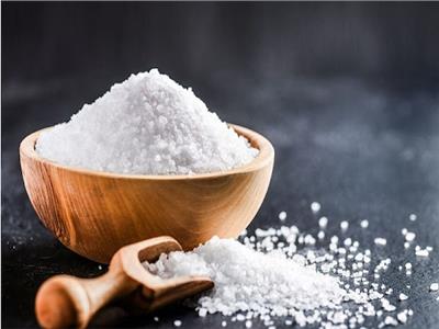 ٤ علامات تدل على أنك تتناول الكثير من الملح