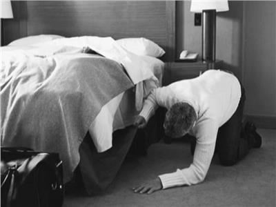 حماتي تنام تحت سرير الزوجية .. أغرب خبر في الخمسينيات