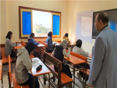 تداول امتحان الدراسات الاجتماعية لطلاب الشهادة الإعدادية بالقاهرة | صور 
