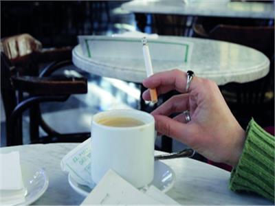 دراسة تكشف العلاقة بين القهوة والتدخين 