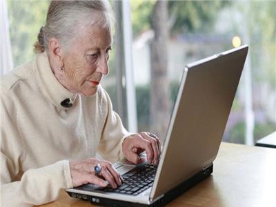 لتقليل مخاطر الإصابة بالخرف.. استخدام كبار السن للإنترنت 