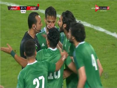 شاهد طرد محمود علاء في مباراة المصري.. ويطيح بالكاميرا أثناء خروجه من الملعب