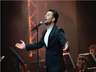 فؤاد عبد الواحد يشعل مشاعر جمهور الإمارات بأغنياته في حفل دبي